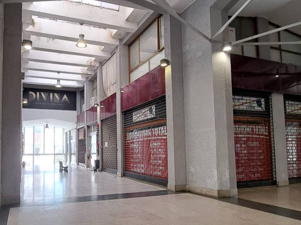 negozio in vendita a Catanzaro in zona Centro Città