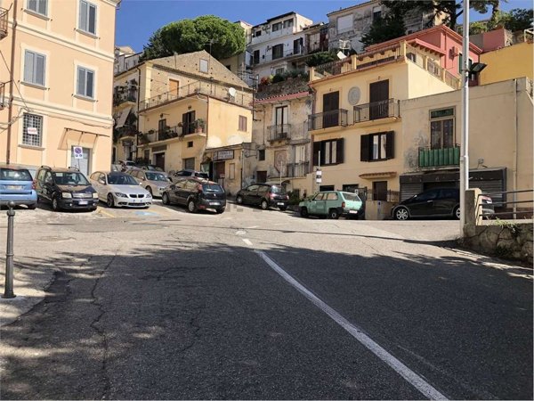 locale commerciale in vendita a Catanzaro in zona Centro Città