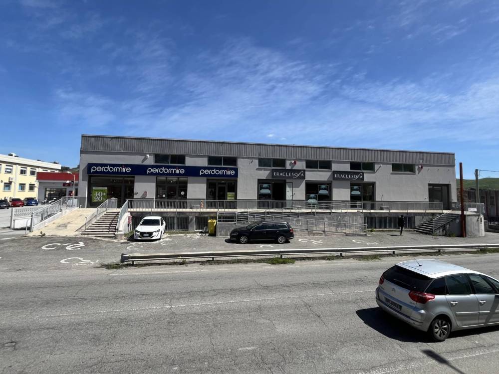 locale commerciale in vendita a Catanzaro in zona Centro Città