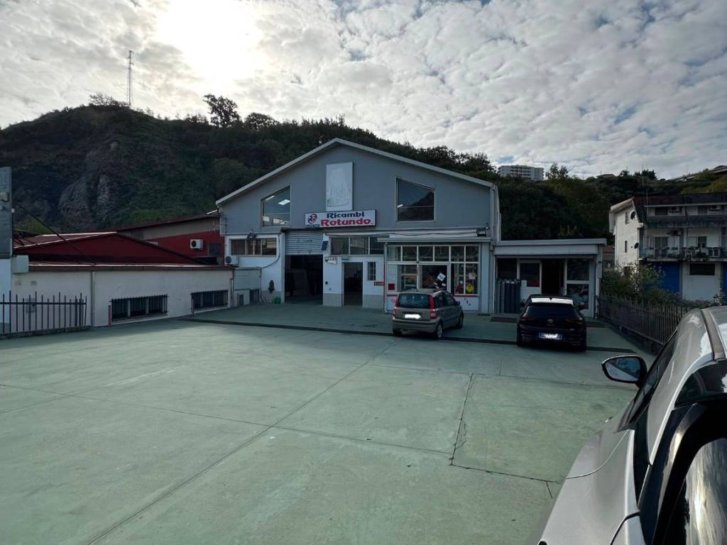 locale commerciale in vendita a Catanzaro in zona Santa Maria