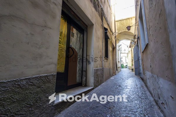negozio in vendita a Catanzaro in zona Centro Città