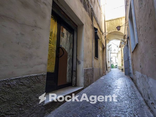 negozio in vendita a Catanzaro in zona Centro Città