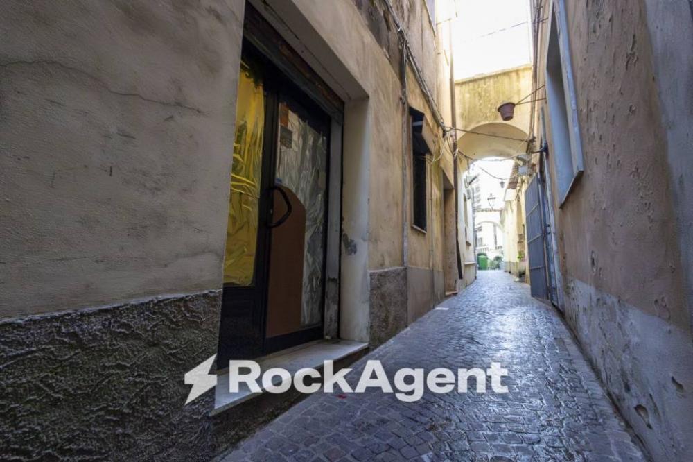 negozio in vendita a Catanzaro in zona Centro Città