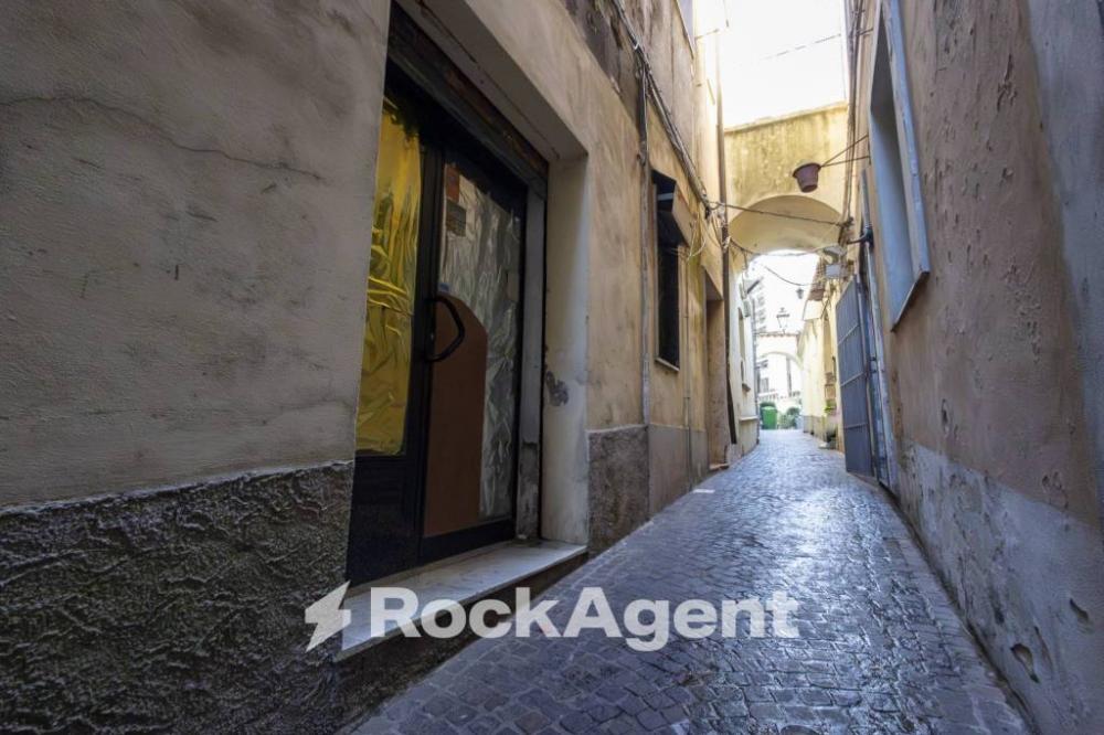 negozio in vendita a Catanzaro in zona Centro Città