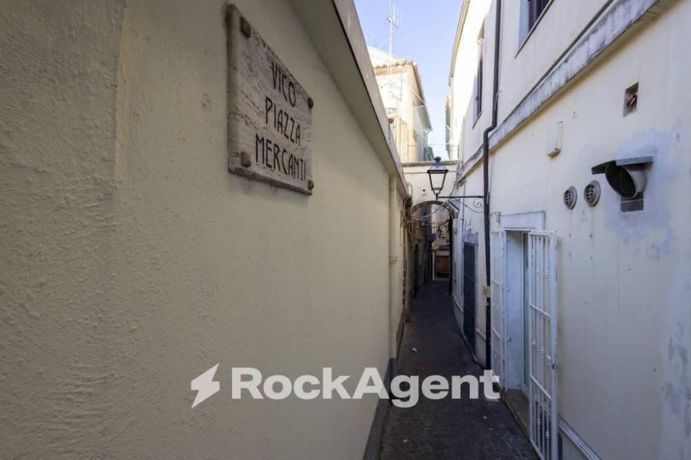 negozio in vendita a Catanzaro in zona Centro Città