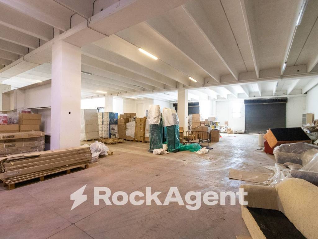 negozio in vendita a Catanzaro in zona Santa Maria