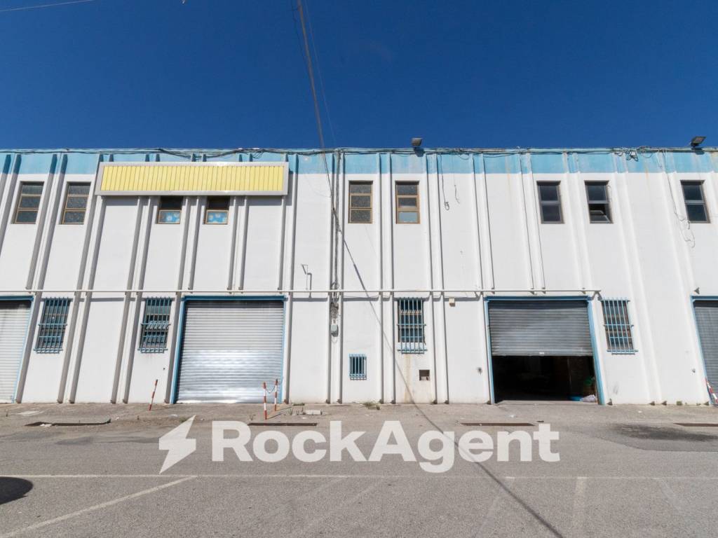 negozio in vendita a Catanzaro in zona Santa Maria