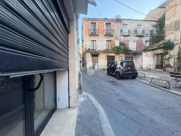 locale commerciale in vendita a Catanzaro in zona Centro Città