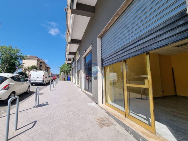 negozio in vendita a Catanzaro in zona Centro Città