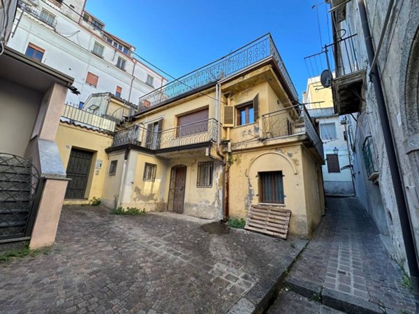 casa indipendente in vendita a Catanzaro in zona Centro Città