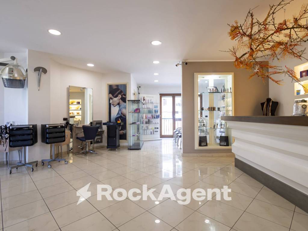 negozio in vendita a Catanzaro in zona Santa Maria