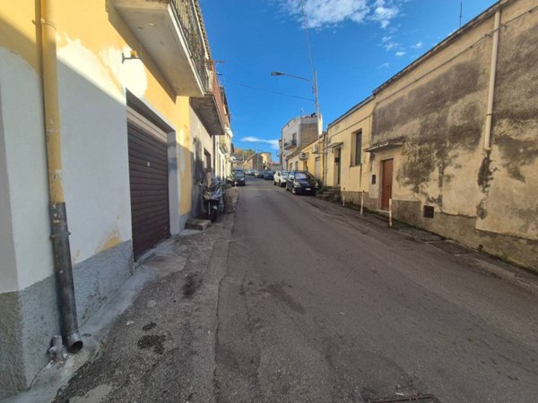 locale commerciale in vendita a Catanzaro in zona Pontepiccolo