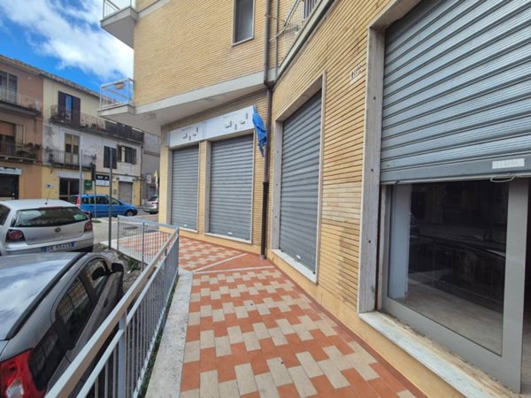 negozio in vendita a Catanzaro in zona Pontegrande