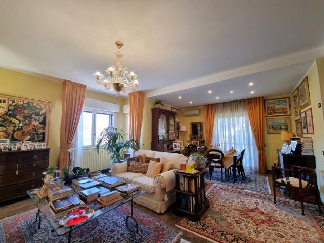 casa indipendente in vendita a Catanzaro in zona Centro Città