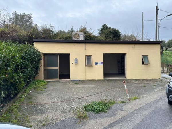 negozio in vendita a Catanzaro in zona Centro Città