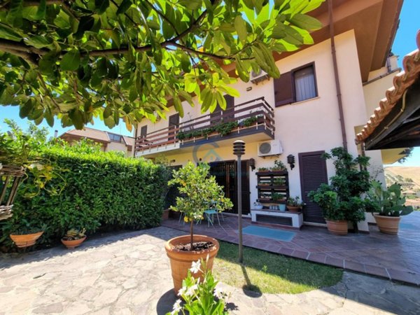 casa indipendente in vendita a Catanzaro in zona Centro Città