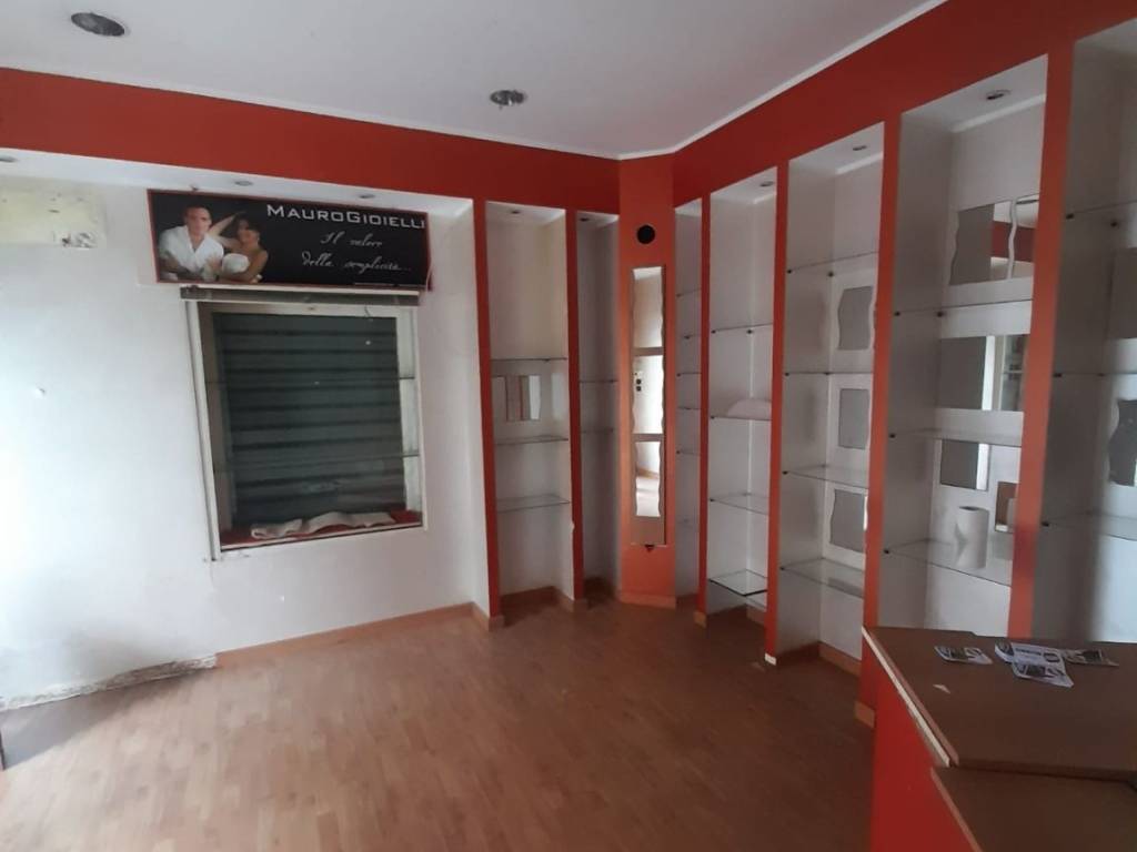 negozio in vendita a Catanzaro in zona Santa Maria