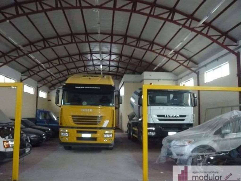 locale commerciale in vendita a Catanzaro in zona Santa Maria