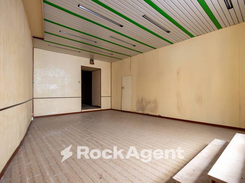 negozio in vendita a Catanzaro in zona Centro Città