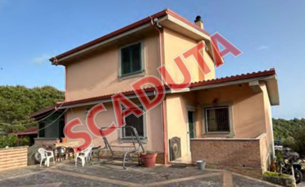 locale commerciale in vendita a Catanzaro in zona Gagliano