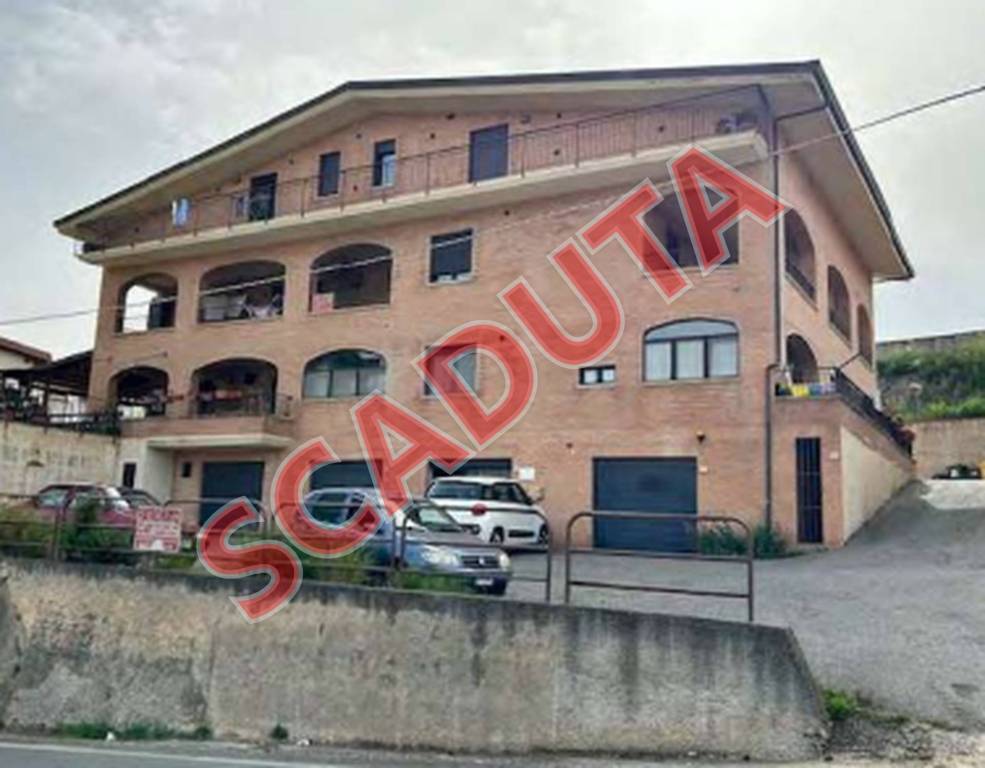 locale di sgombero in vendita a Catanzaro in zona Gagliano