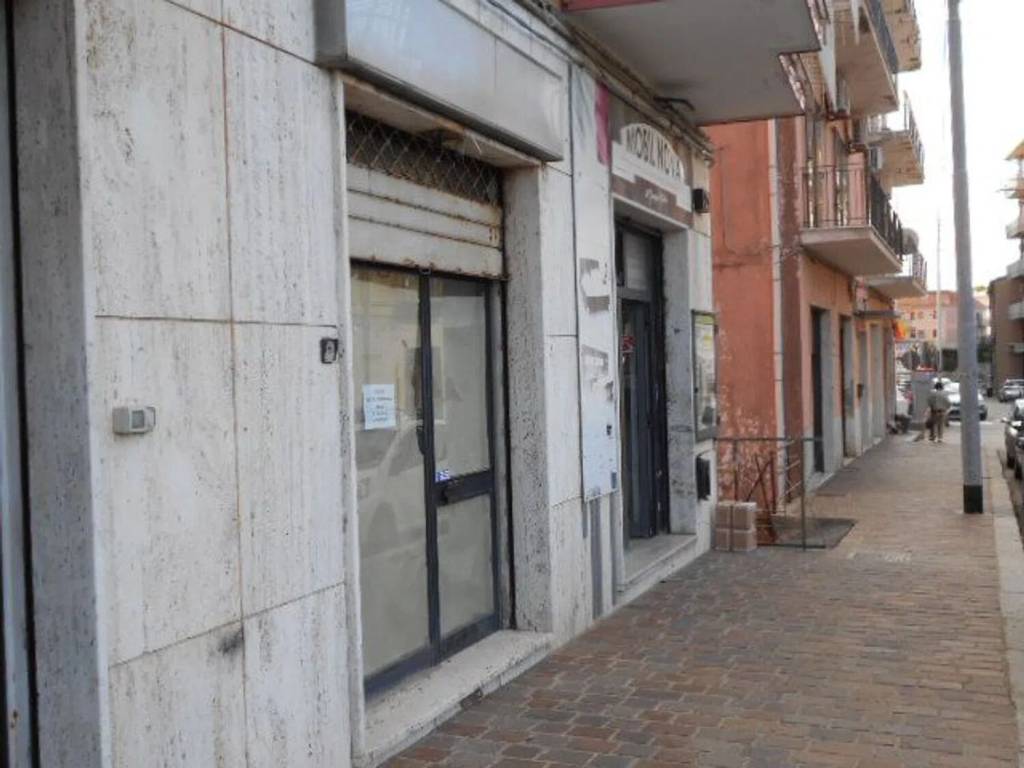 negozio in vendita a Catanzaro in zona Pontegrande