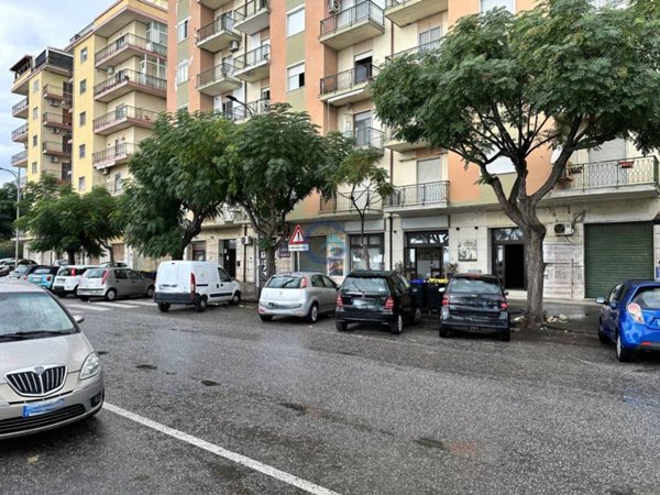 locale commerciale in vendita a Catanzaro in zona Catanzaro Lido