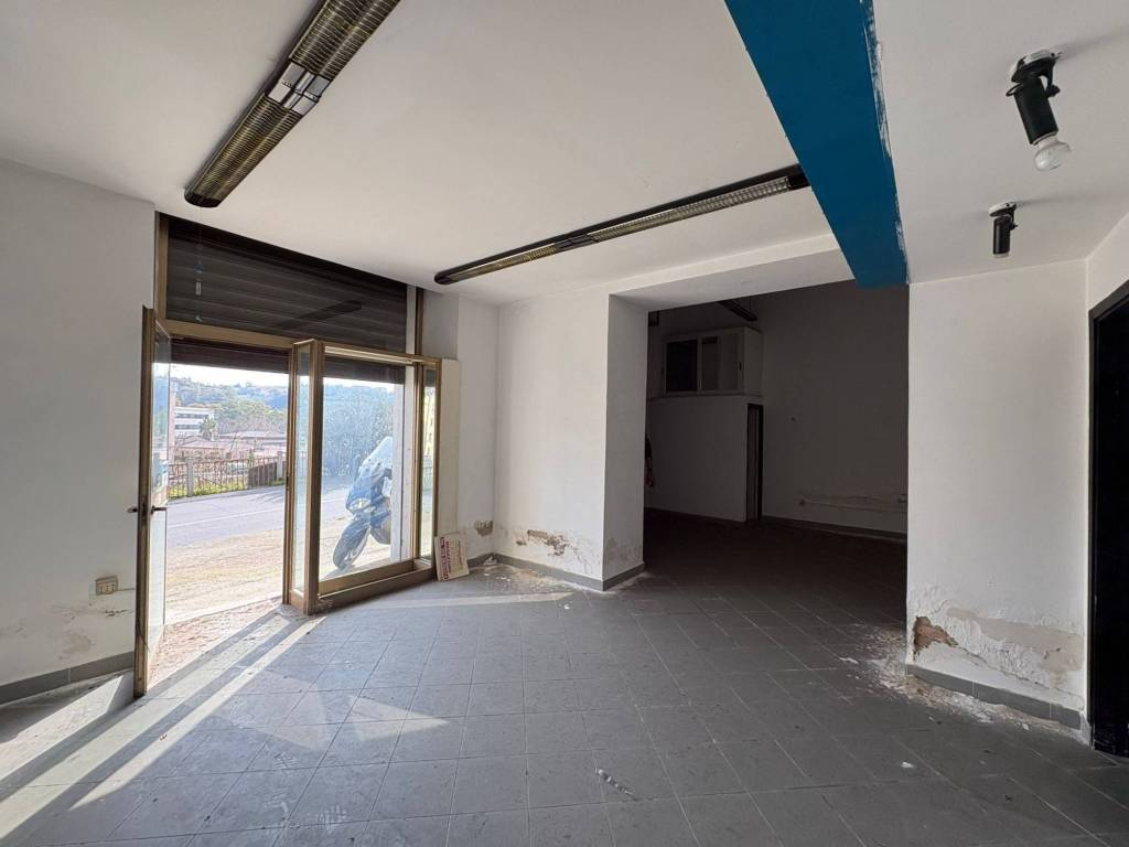 negozio in vendita a Catanzaro in zona Santa Maria