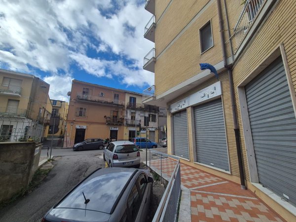 locale commerciale in vendita a Catanzaro in zona Pontegrande