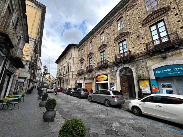locale commerciale in vendita a Catanzaro in zona Centro Città