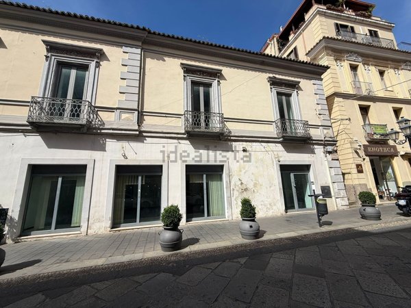 locale commerciale in vendita a Catanzaro in zona Centro Città