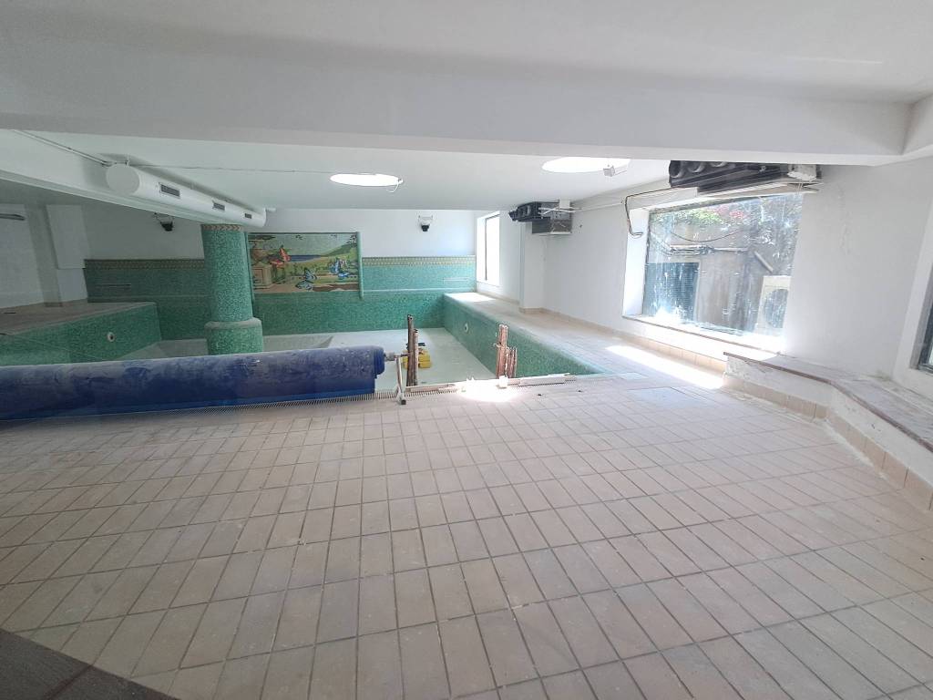 negozio in vendita a Catanzaro in zona Gagliano
