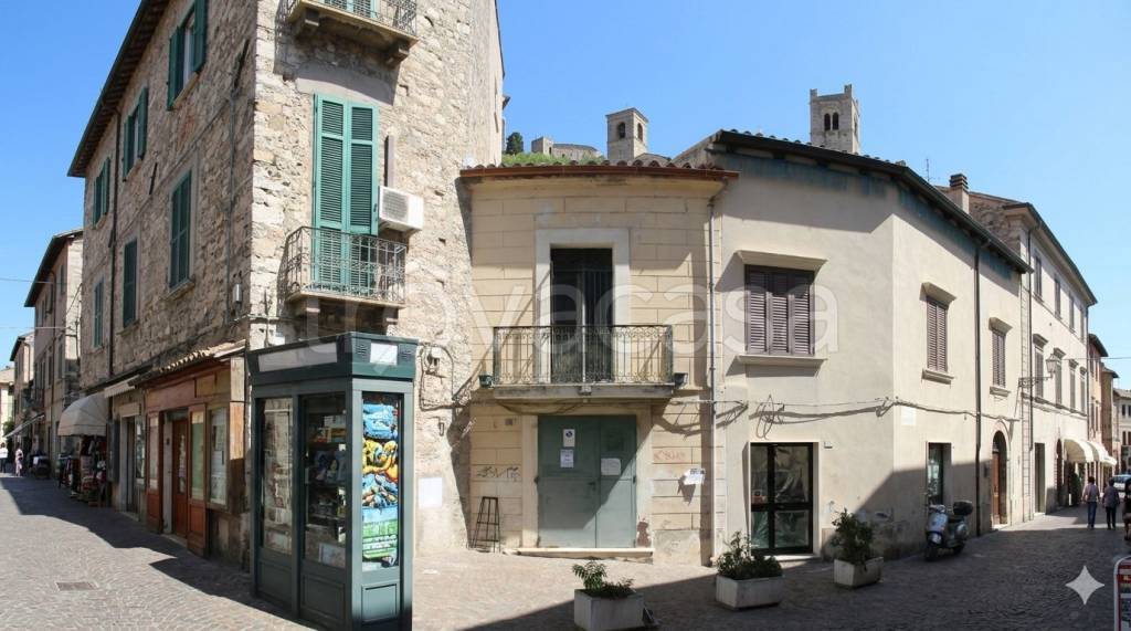 negozio in vendita a Catanzaro in zona Centro Città