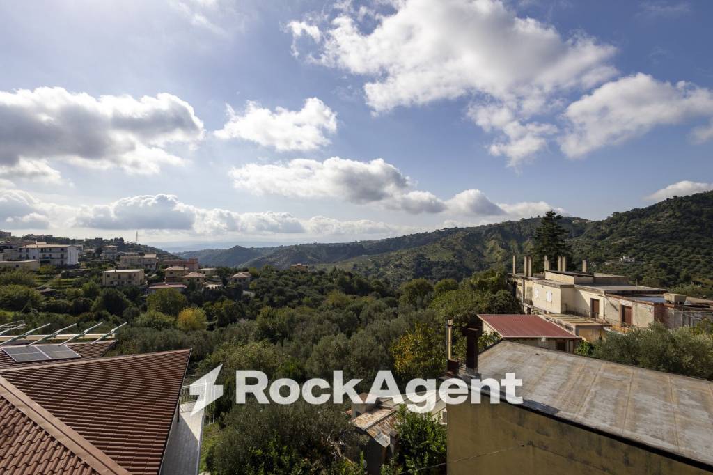 casa indipendente in vendita a Catanzaro in zona Pontegrande