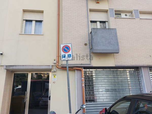 locale commerciale in vendita a Catanzaro in zona Centro Città