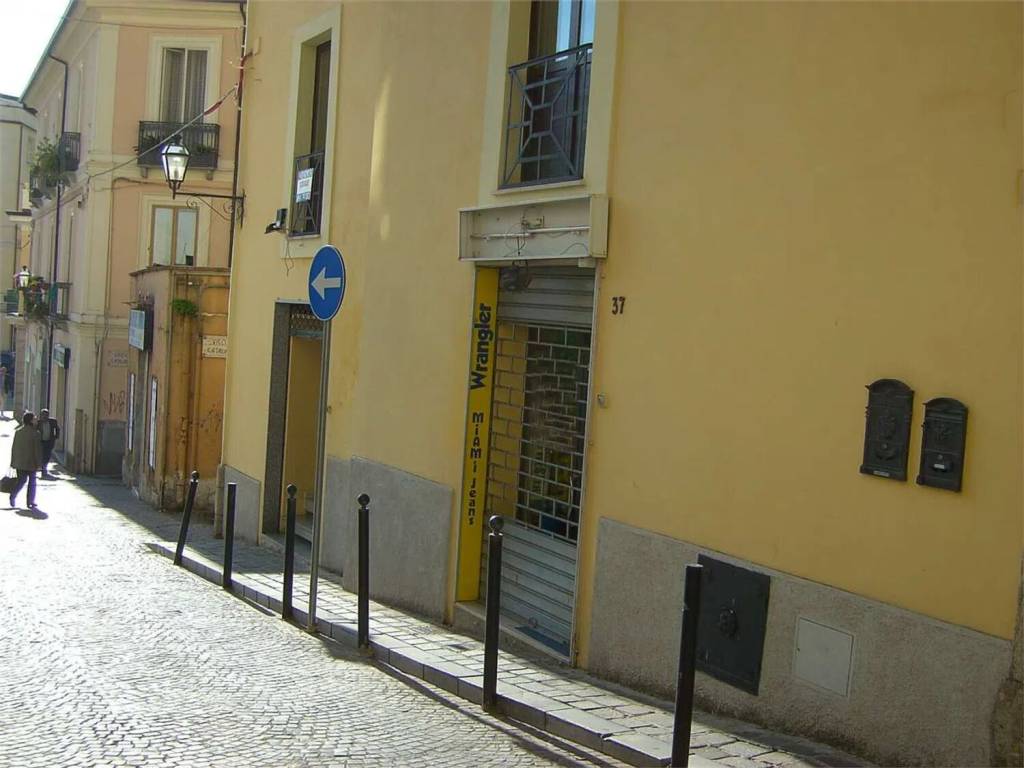 negozio in vendita a Catanzaro in zona Centro Città