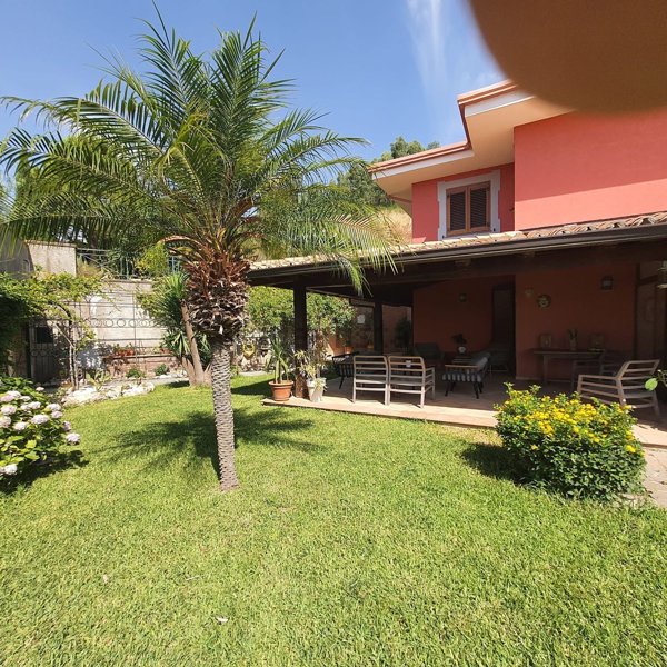 casa indipendente in vendita a Catanzaro in zona Santa Maria