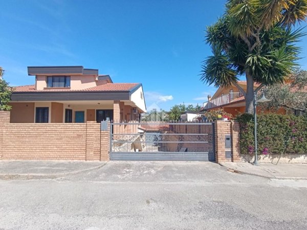 casa semindipendente in vendita a Cropani