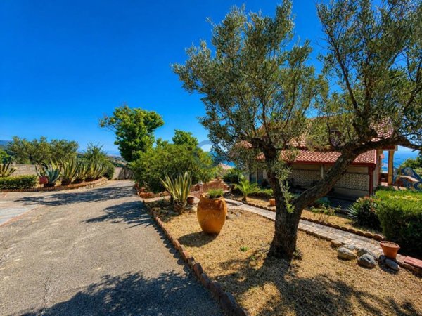 casa indipendente in vendita a Cropani