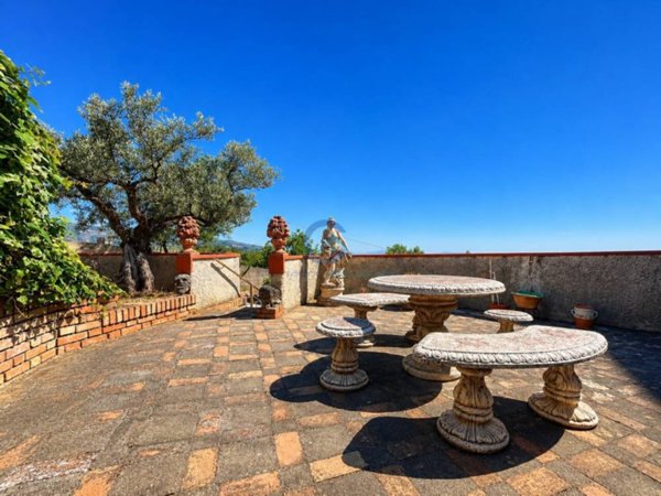 casa indipendente in vendita a Cropani