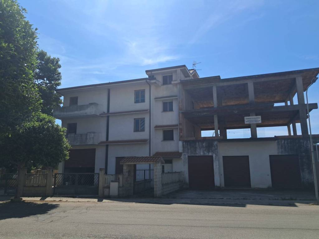 intera palazzina in vendita a Cropani in zona Cropani Marina