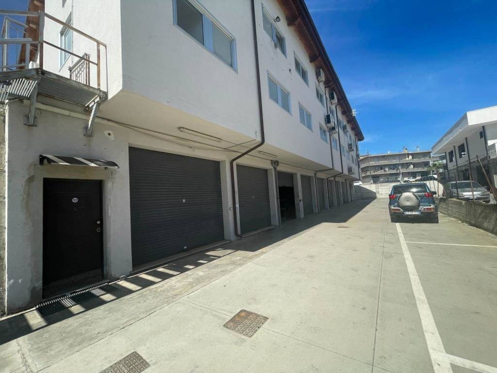 locale commerciale in vendita a Davoli