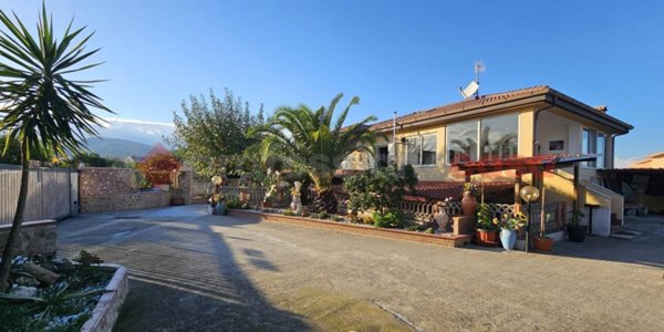 casa indipendente in vendita a Davoli