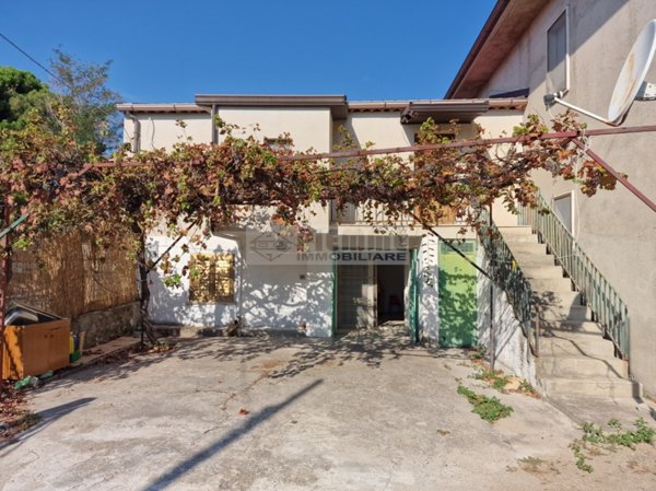 casa indipendente in vendita a Davoli