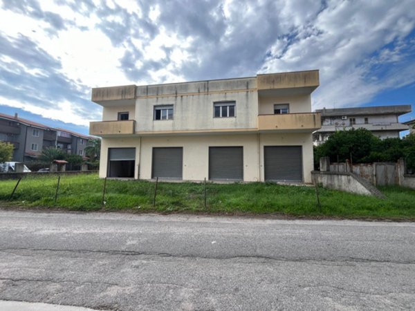 locale di sgombero in vendita a Davoli