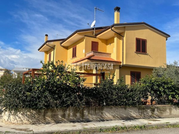 casa indipendente in vendita a Davoli
