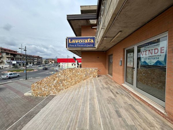 negozio in vendita a Davoli