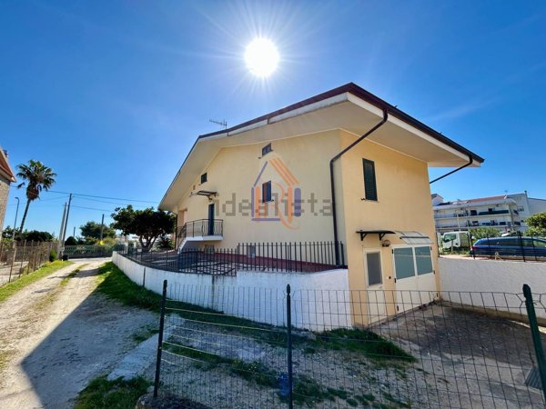 casa indipendente in vendita a Davoli