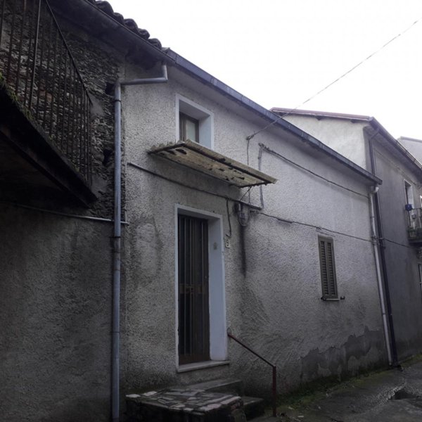 intera palazzina in vendita a Decollatura in zona Cerrisi