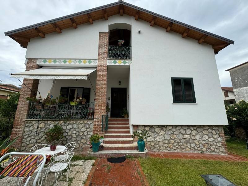 casa indipendente in vendita a Falerna